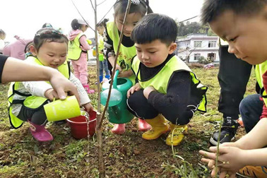 幼儿园黄桃基地植树节活动